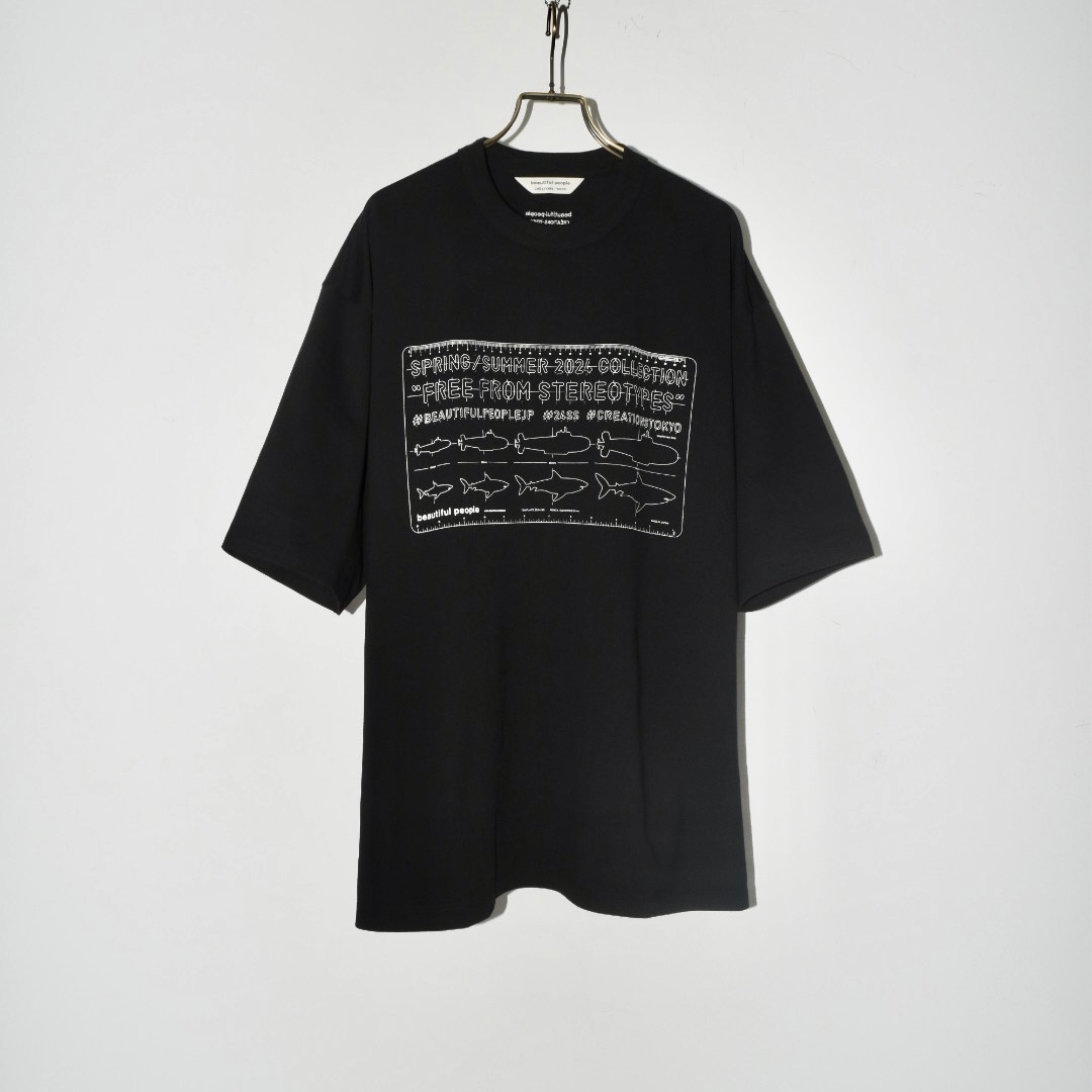 “FREE FROM STEREOTYPES” LOGO TEE BLACK[1425310012]